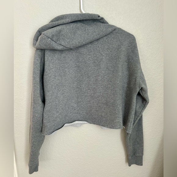 Like New Wild Fable Women's Gray Cropped Hoodie Sweatshirt Raw Hem Pullover - Picture 3 of 4